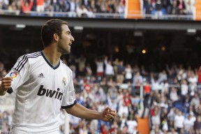 米兰体育app下载-D队门将扑救全场最佳，躲过失球危机，2020门将扑救集锦